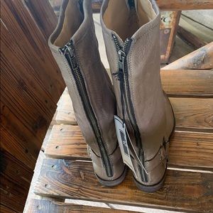 Frye Shoes - Women’s size 6 1/2 adorable boots Frye Shoes - Women’s size 6 1/2 adorable boots